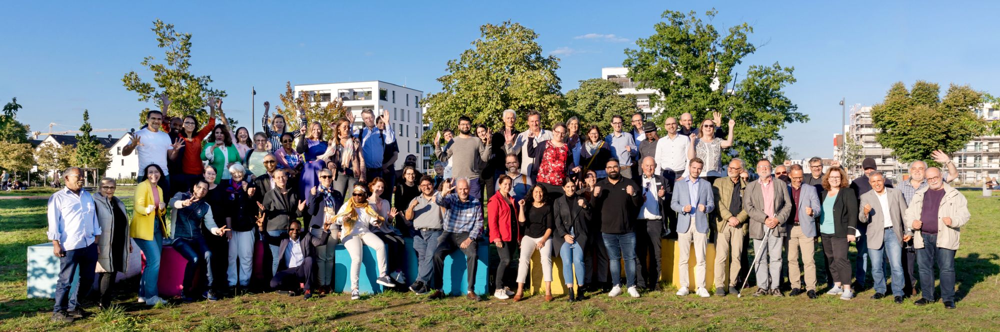 Große diverse Gruppe beim Gemeinschaftsfoto im Freien